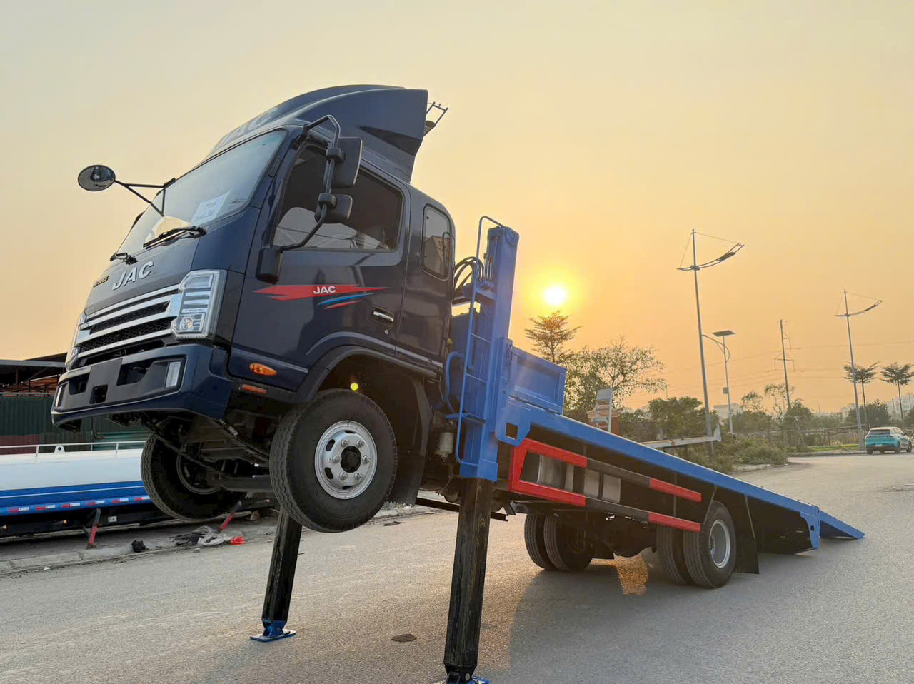 Jac N750 Plus Nâng Đầu Chở Máy