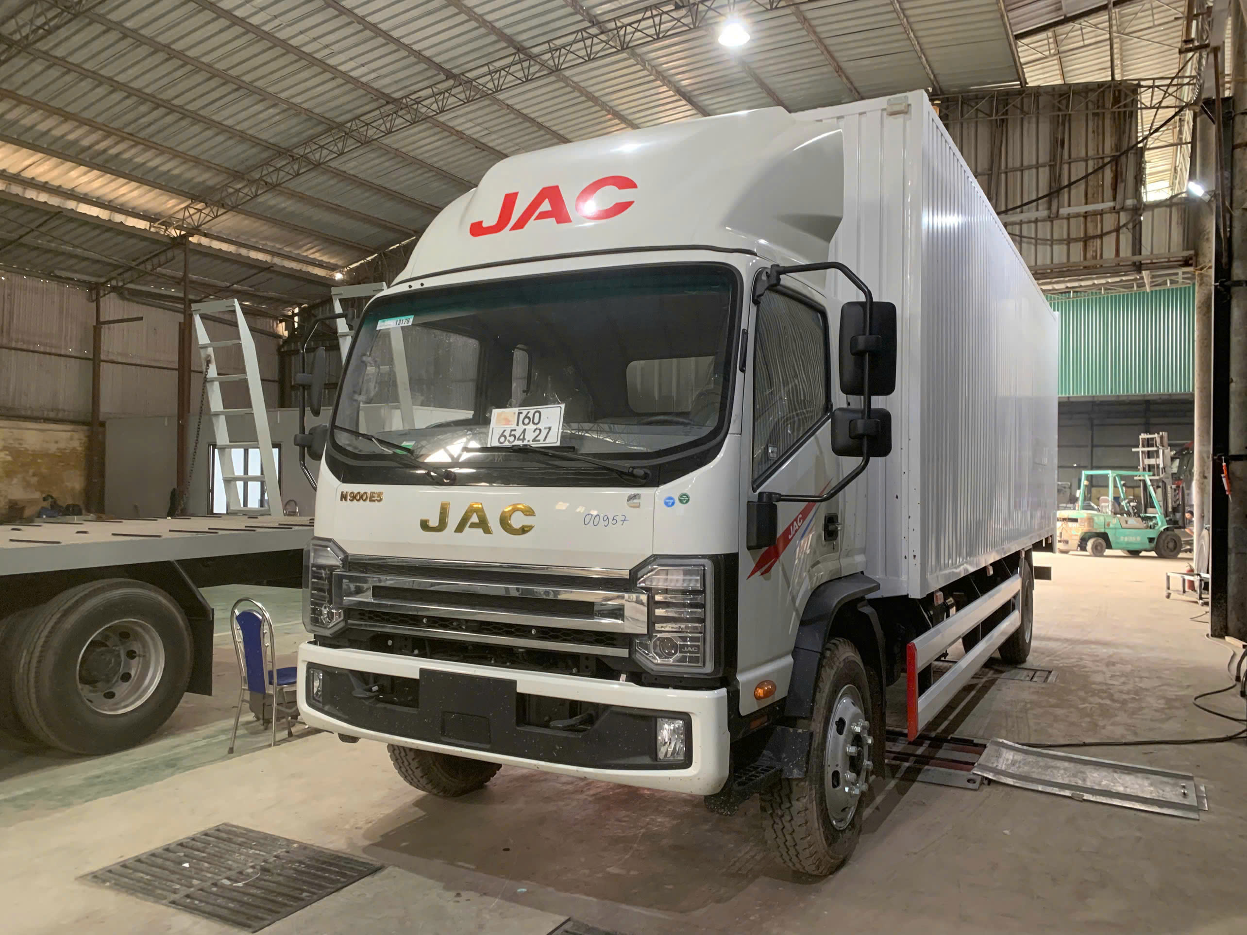 JAC N800 PLUS THÙNG KÍN CONTENER