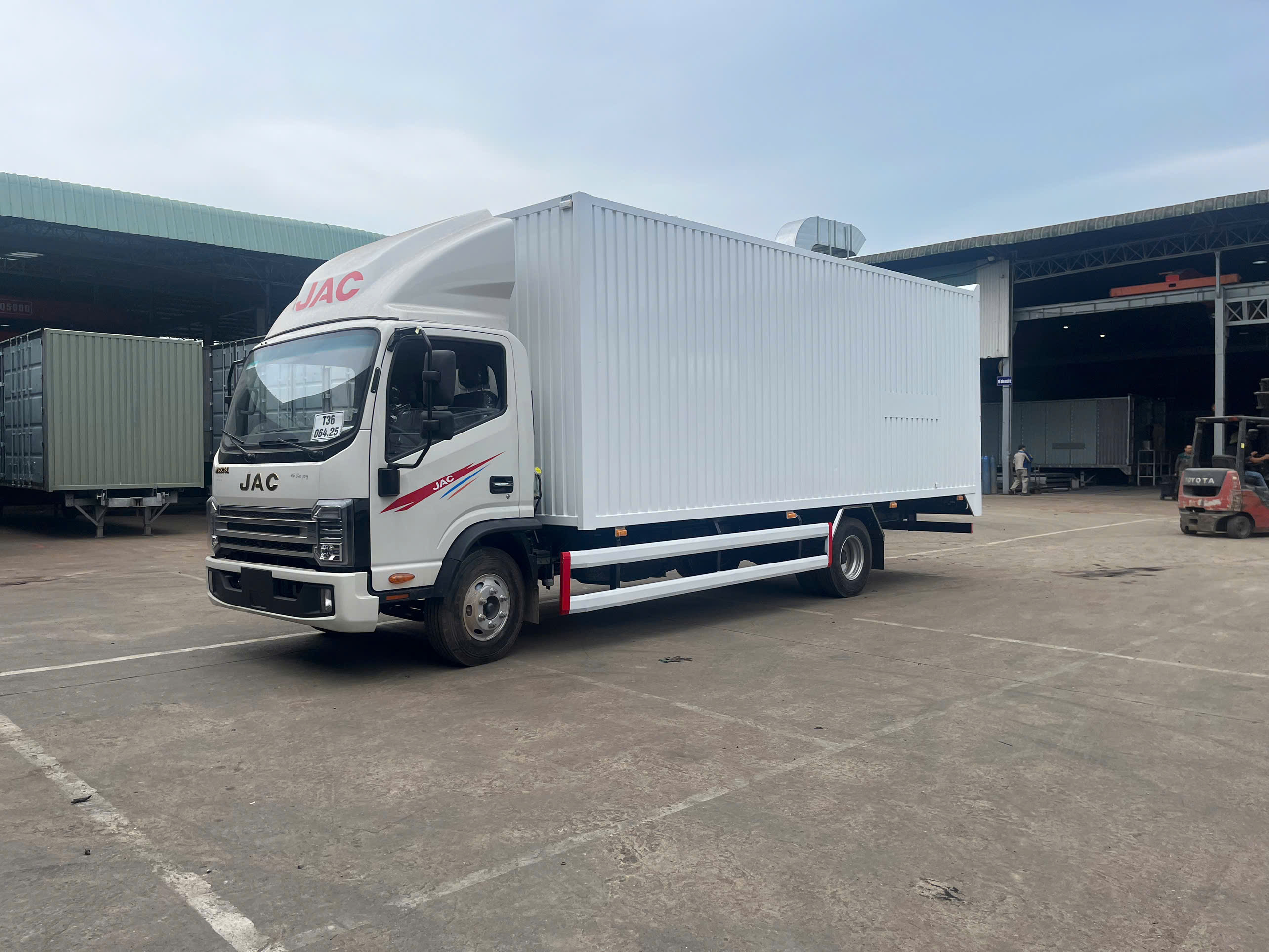 JAC N350SL Thùng Kín Container