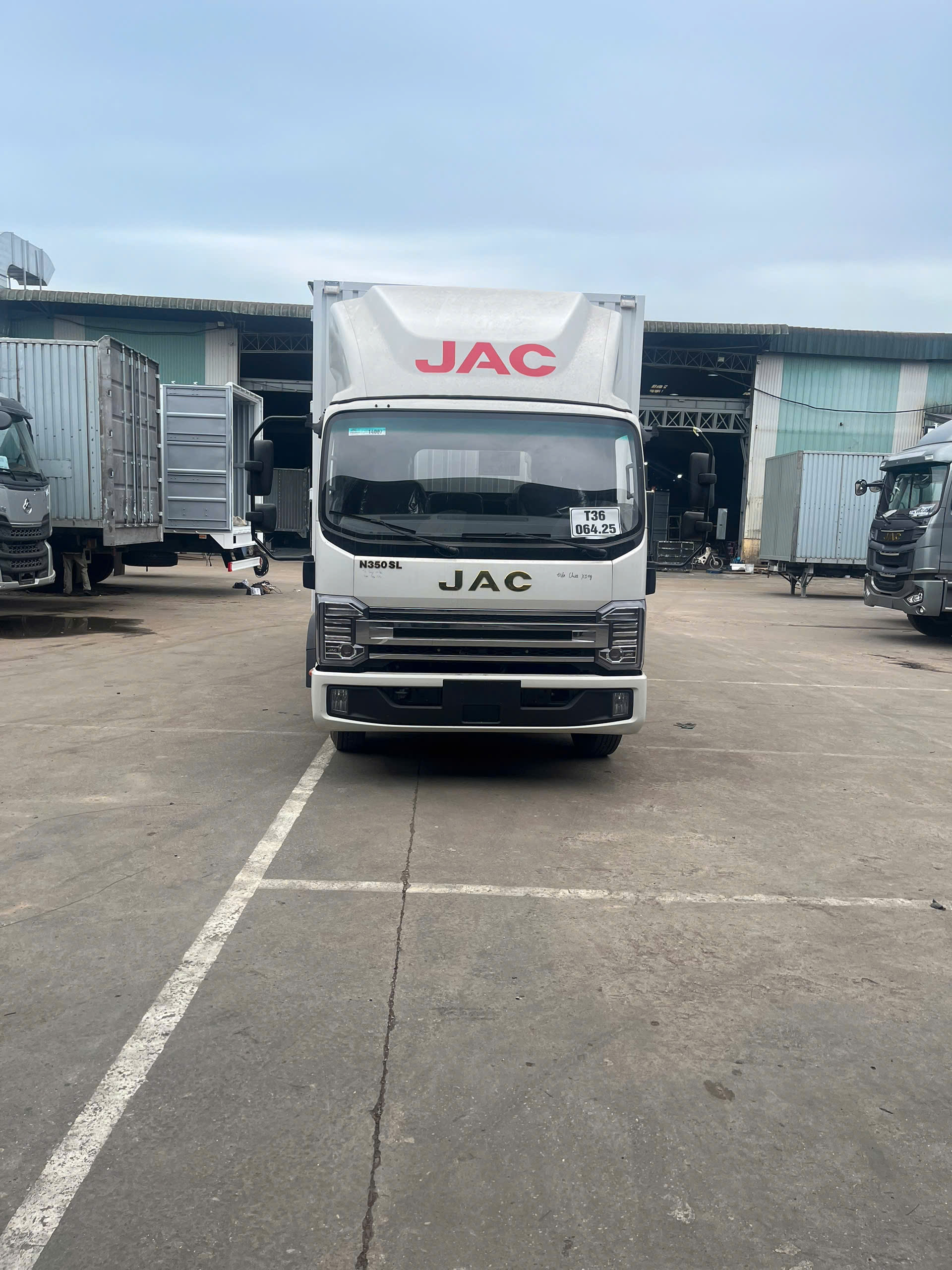JAC N350SL Thùng Kín Container