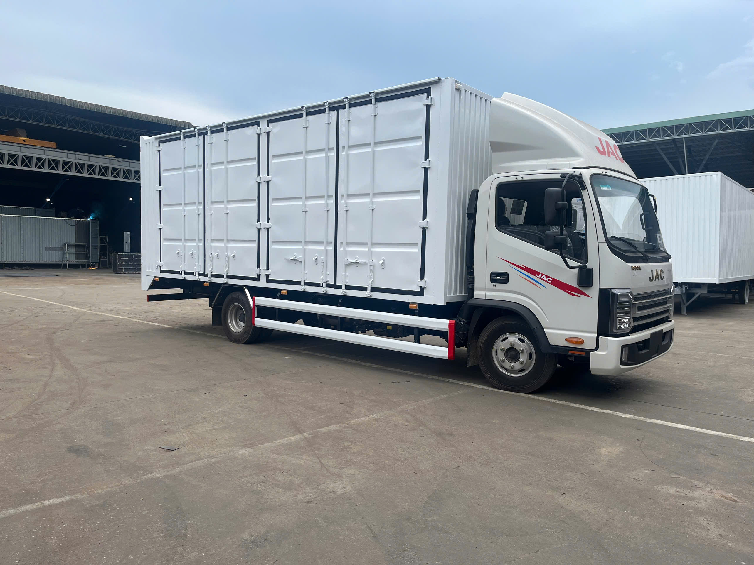 JAC N350SL Thùng Kín Container