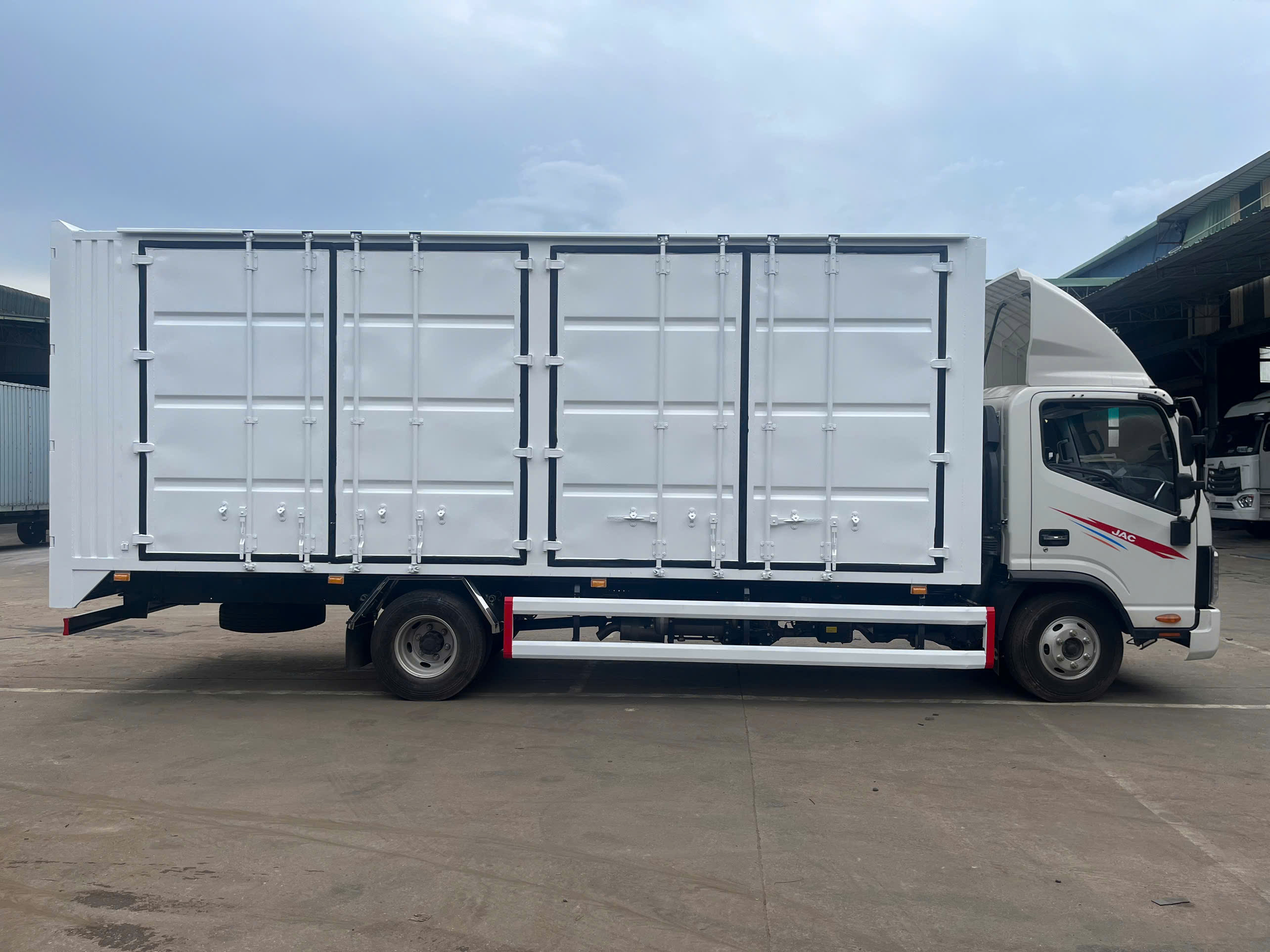 JAC N350SL Thùng Kín Container
