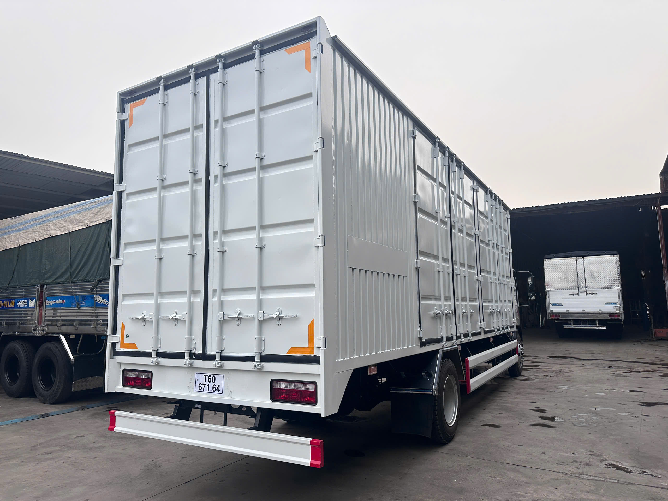 JAC N800 PLUS THÙNG KÍN CONTENER
