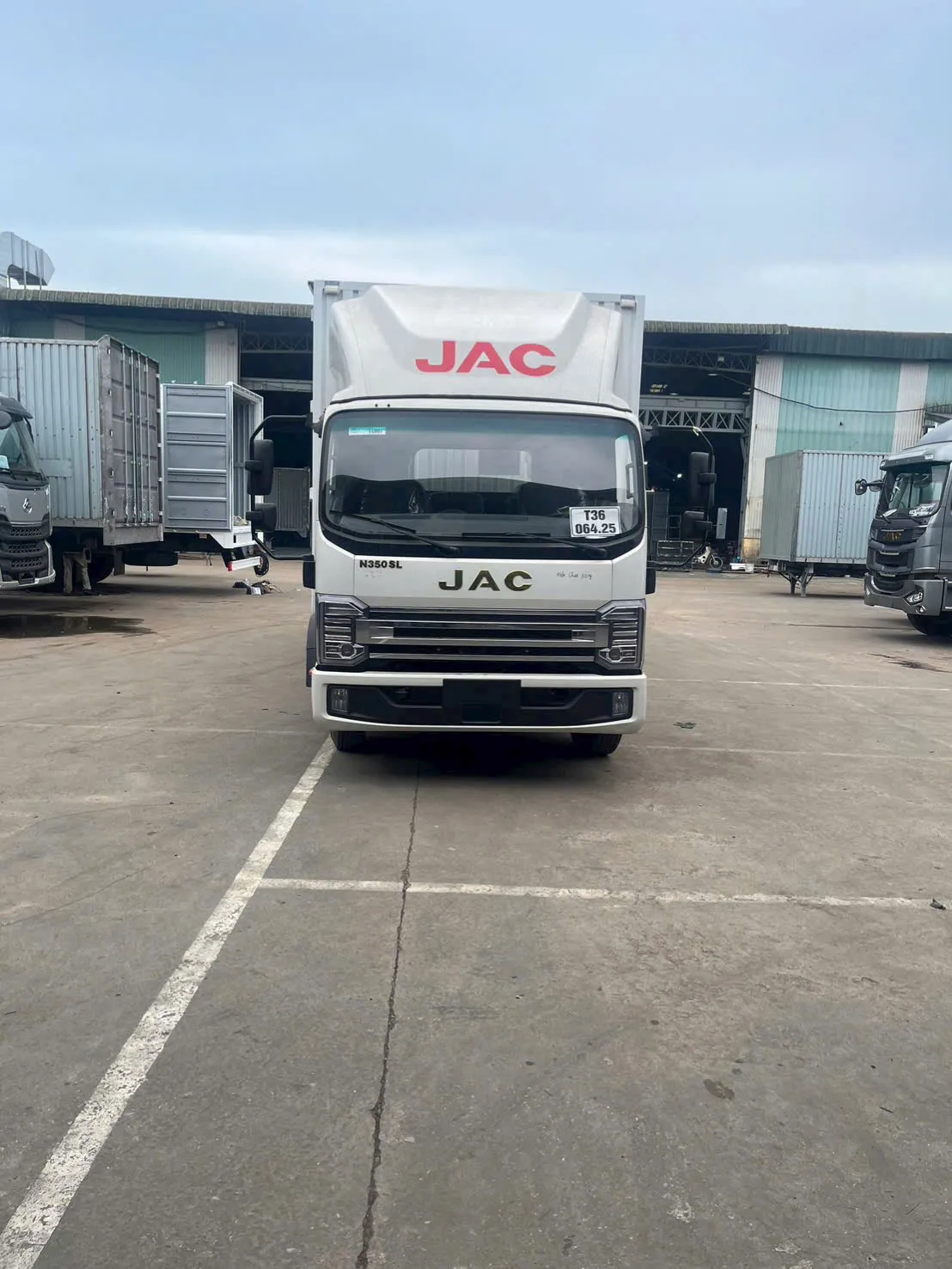 JAC N350SL THÙNG KÍN CONT – XE TẢI 3,5 TẤN THÙNG DÀI 6M25 CHỞ HÀNG CỒNG KỀNH HIỆU QUẢ