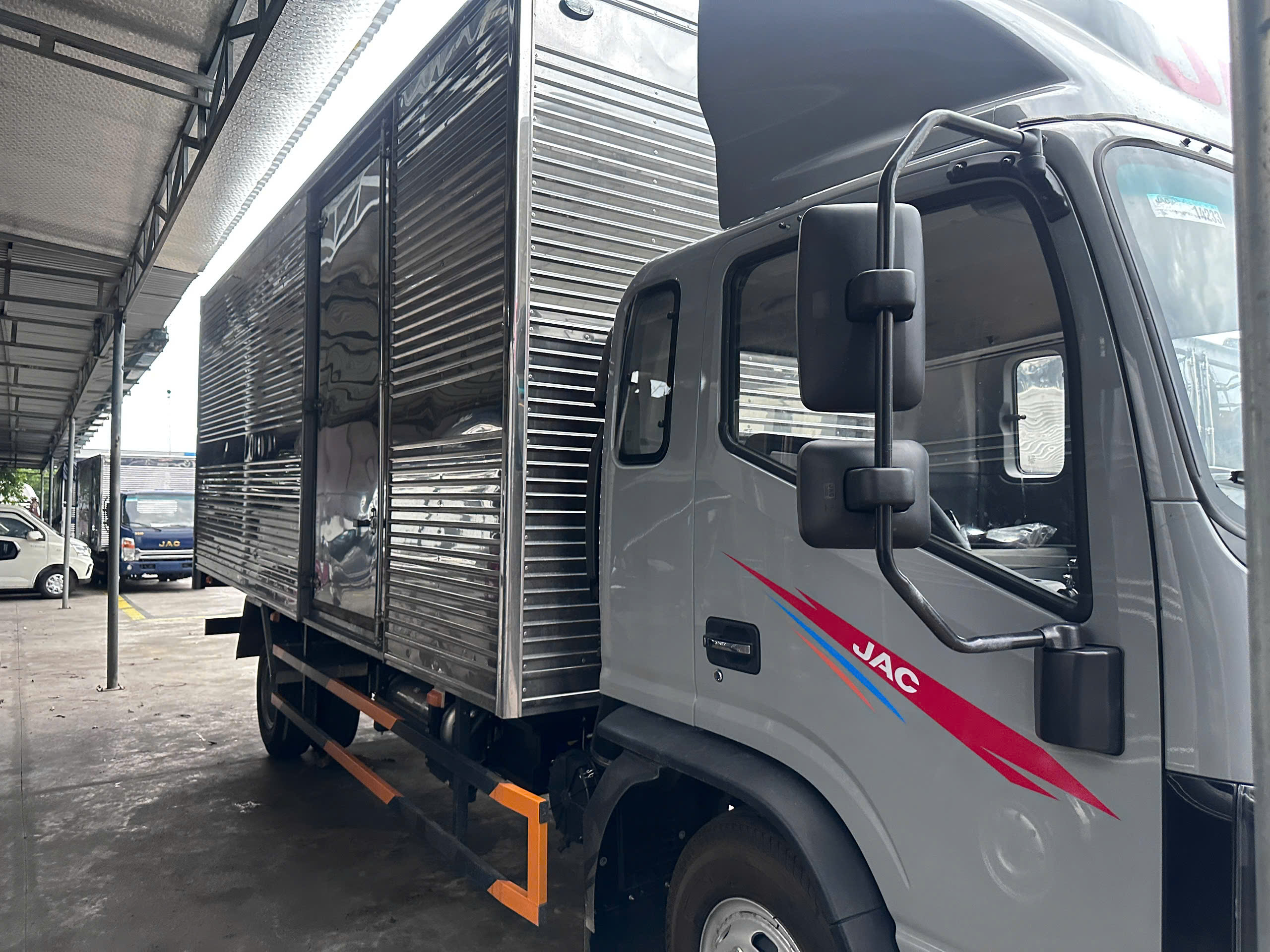 JAC N750 PLUS E5A - THÙNG KÍN SÓNG INOX